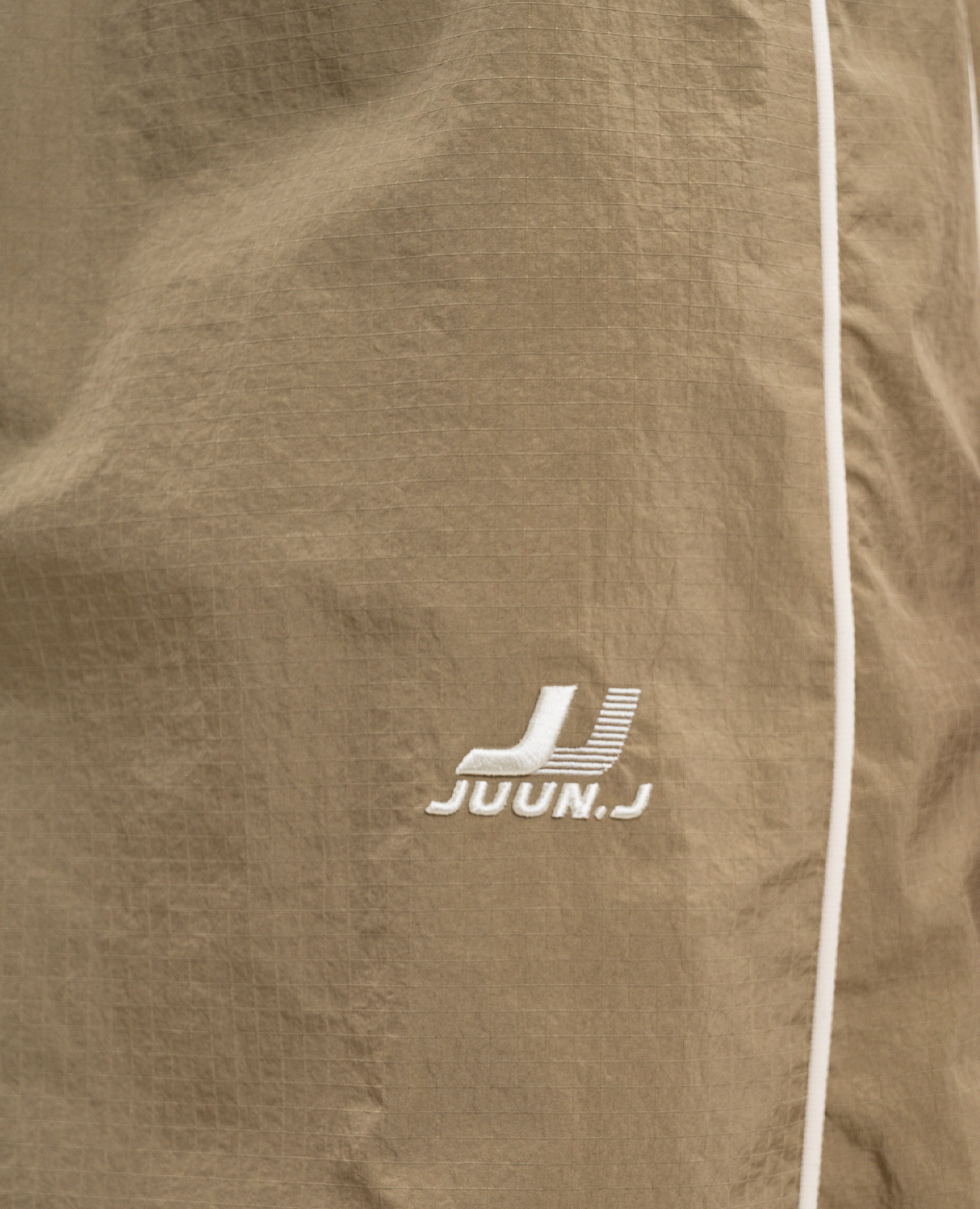 Khaki joggers with logo Juun.j
Khaki joggers with logo Juun.j