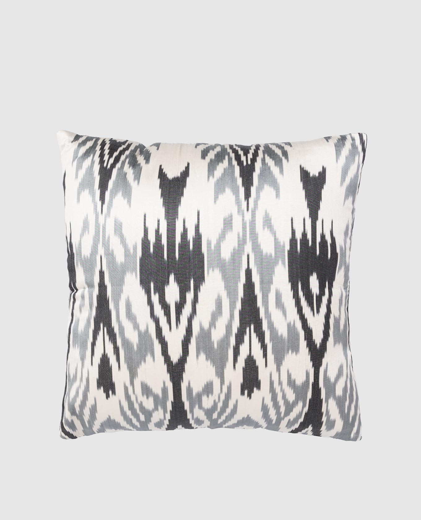 Beige silk decorative pillow with abstract print Les Ottomans
Beige silk decorative pillow with abstract print Les Ottomans