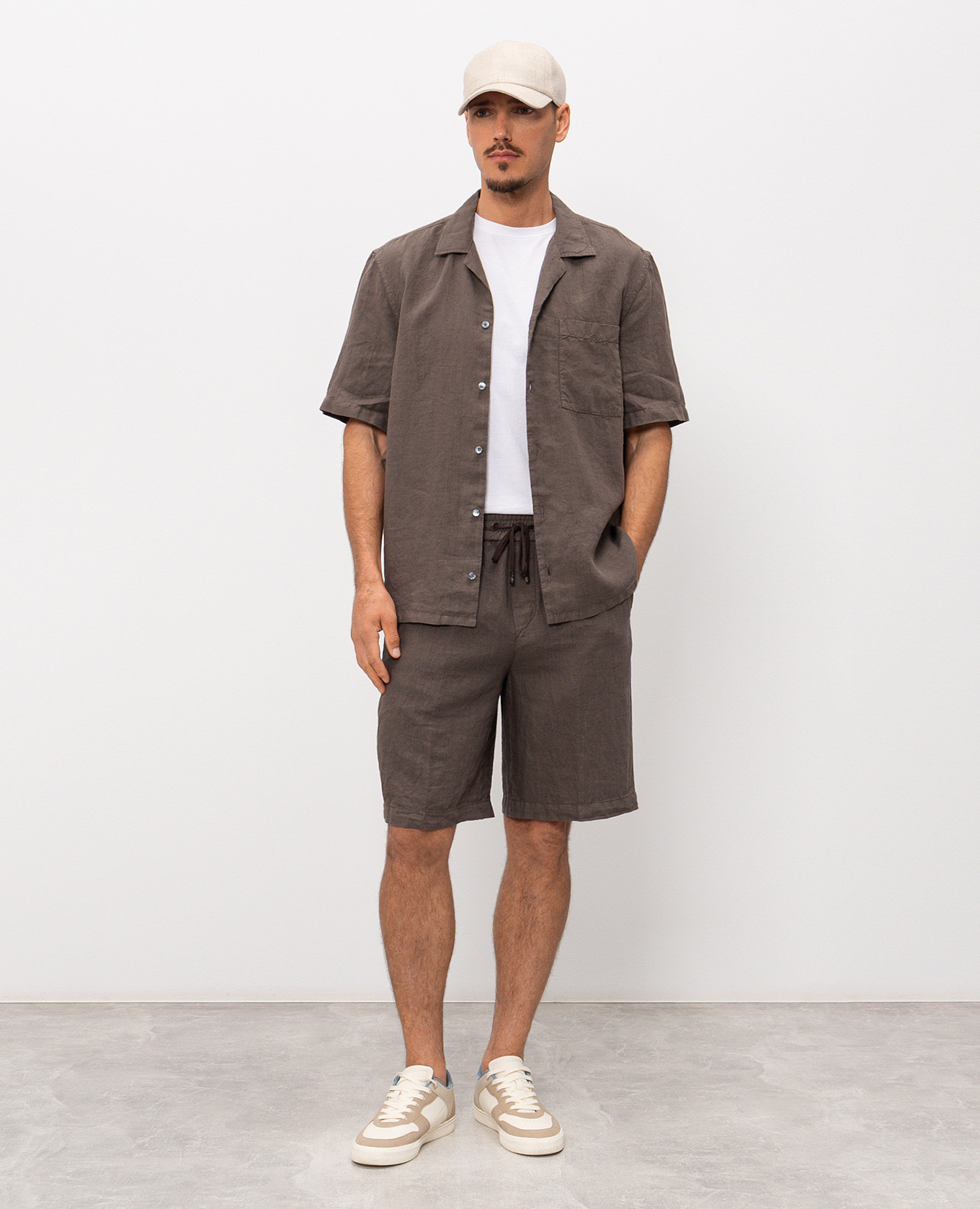 Brown shirt with short sleeves made of linen Peserico
Brown shirt with short sleeves made of linen Peserico