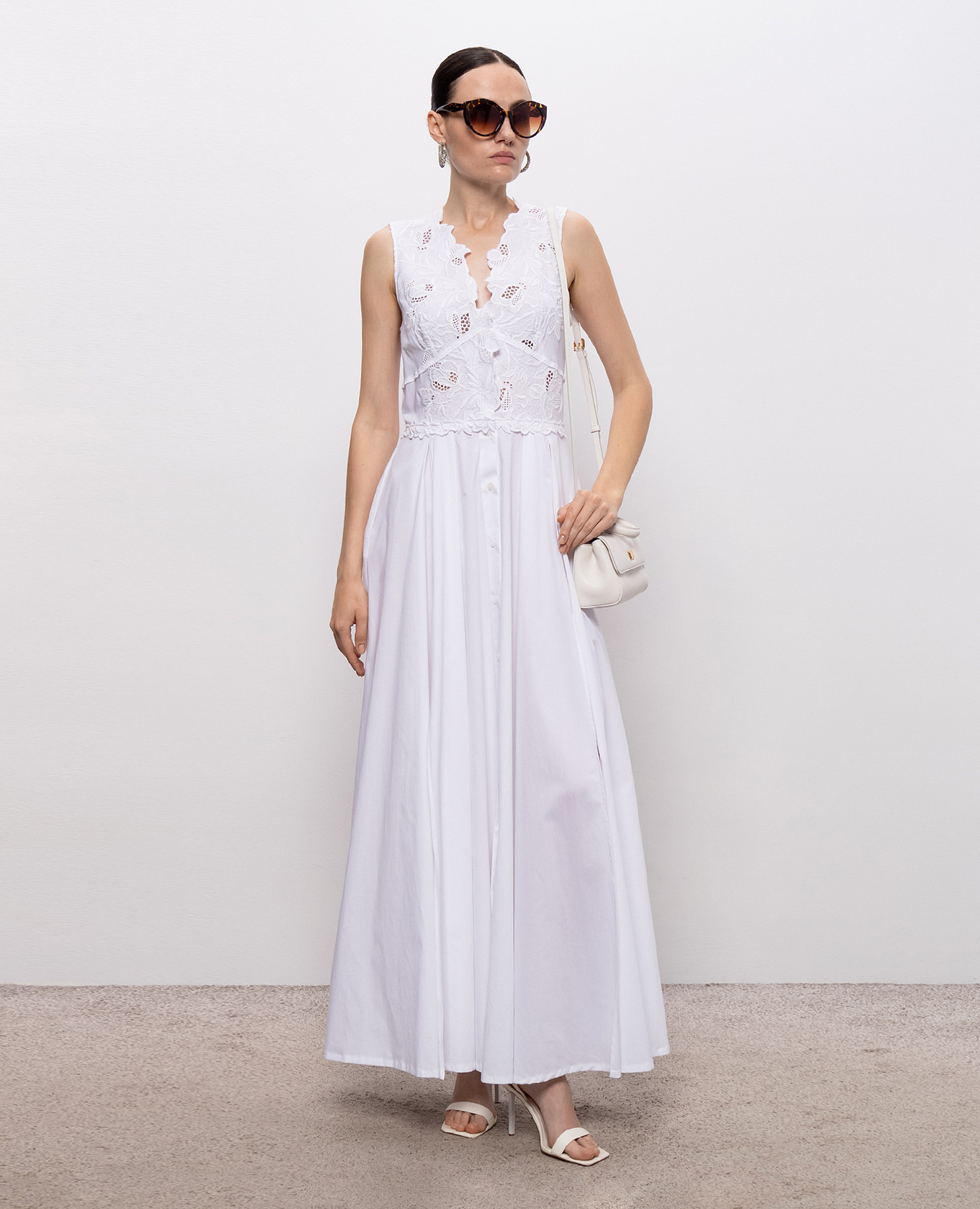 White maxi dress with embroidery Ermanno Scervino Life
White maxi dress with embroidery Ermanno Scervino Life