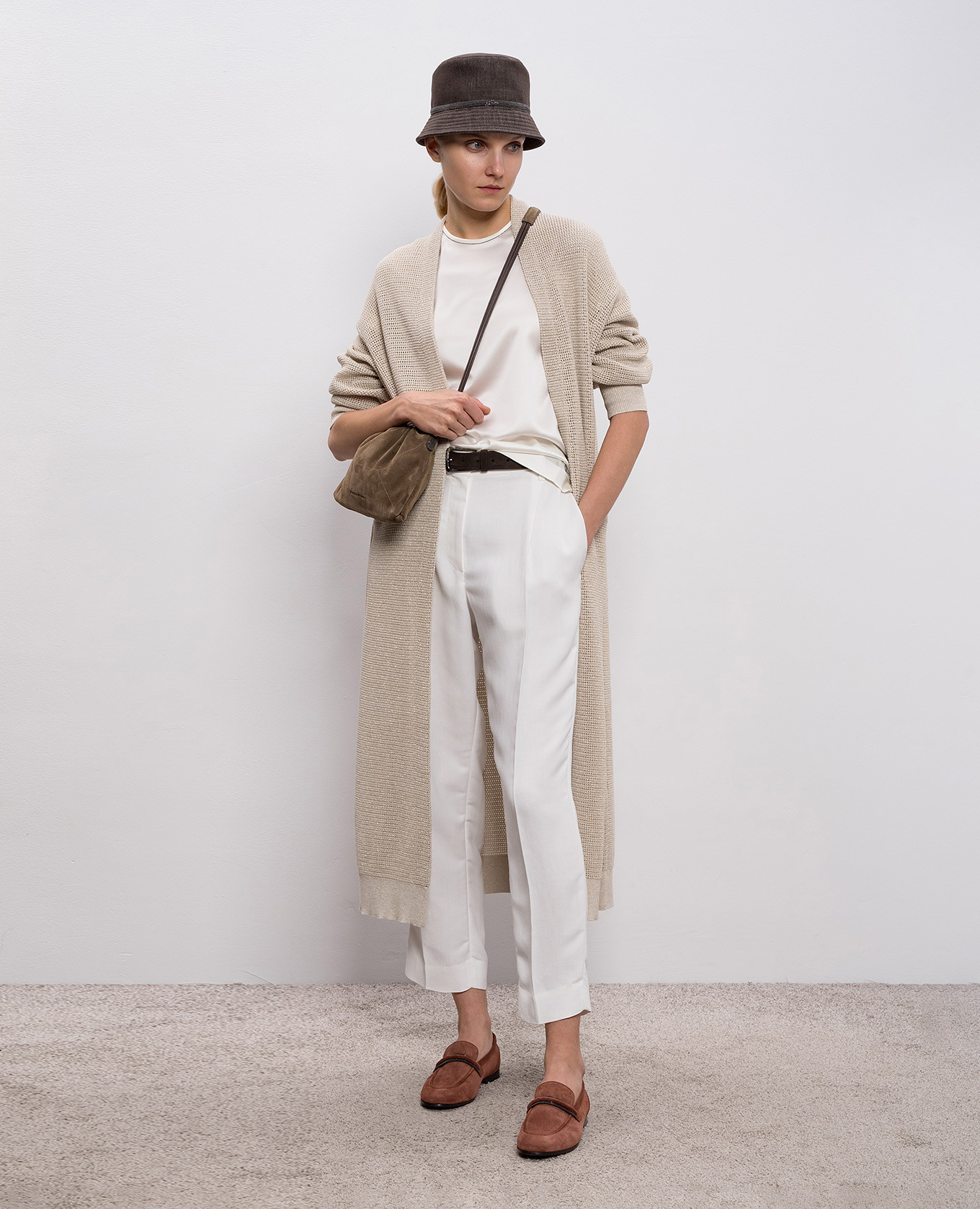 White linen pants with monil chain Brunello Cucinelli
White linen pants with monil chain Brunello Cucinelli