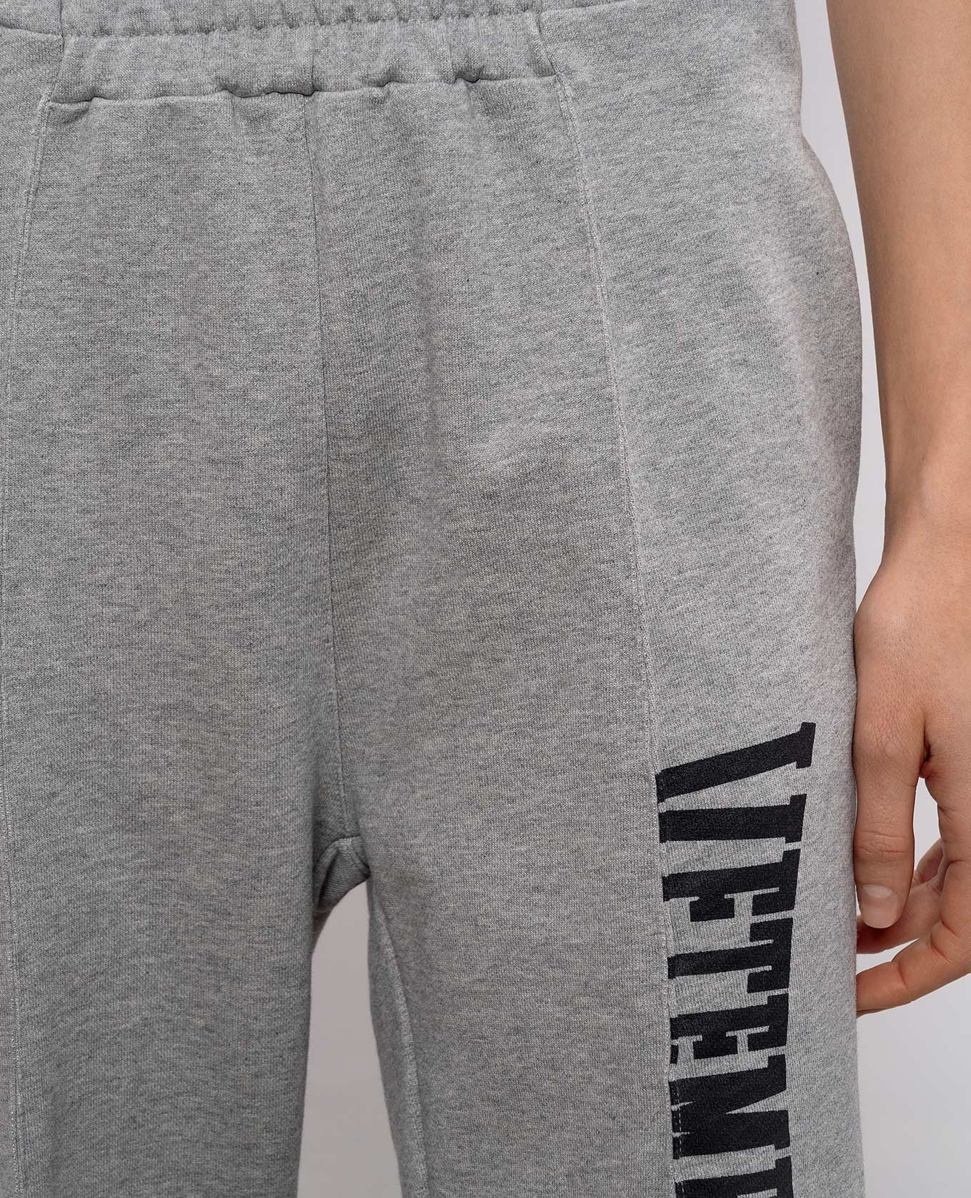 Grey sweatpants with logo print Vetements
Grey sweatpants with logo print Vetements
