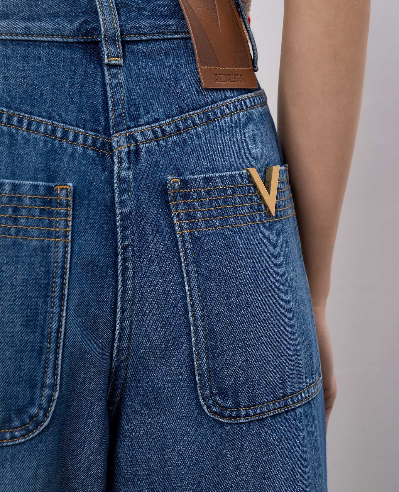 Blue jeans with logo patch Valentino
Blue jeans with logo patch Valentino