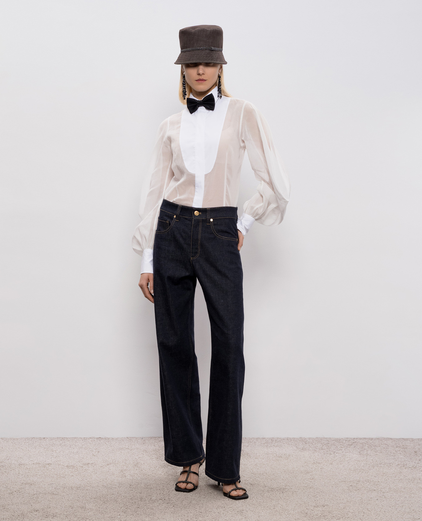 White blouse with lantern sleeves Brunello Cucinelli
White blouse with lantern sleeves Brunello Cucinelli