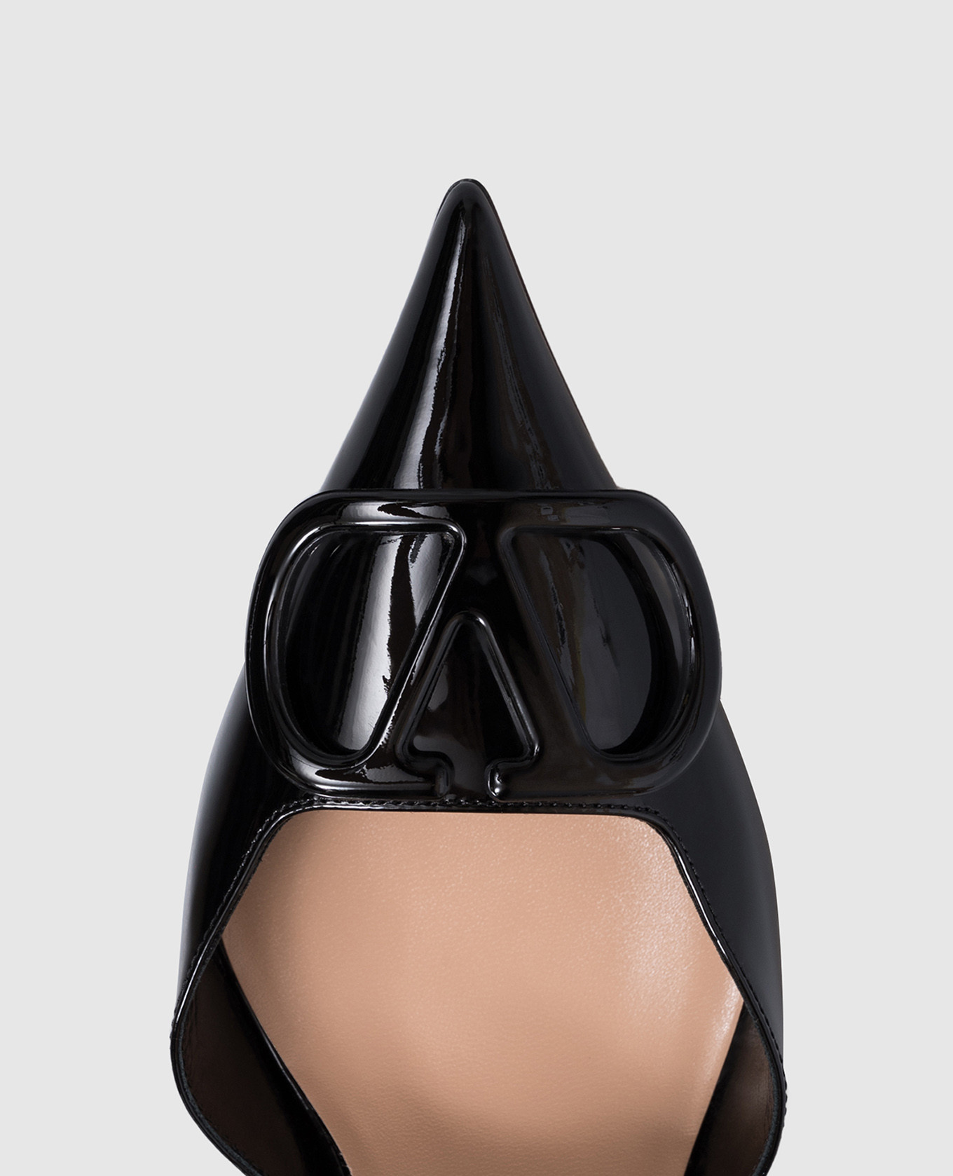 Black patent leather D'Orsay shoes with emblem Valentino
Black patent leather D'Orsay shoes with emblem Valentino