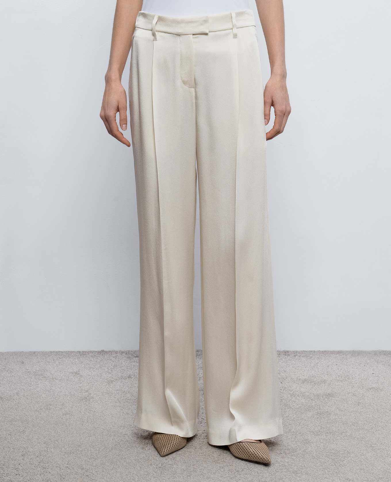 Beige pants with a monil chain Brunello Cucinelli
Beige pants with a monil chain Brunello Cucinelli