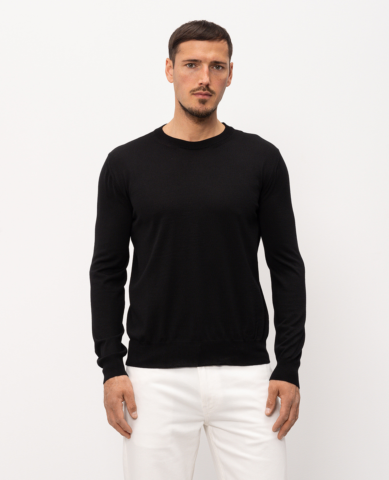 Black wool jumper with embroidered emblem Valentino
Black wool jumper with embroidered emblem Valentino
