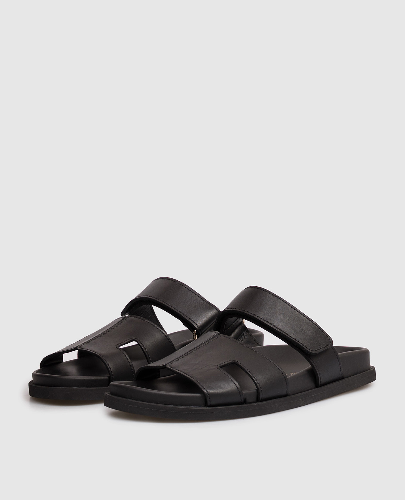 Black leather flip-flops Babe Pay Pls
Black leather flip-flops Babe Pay Pls