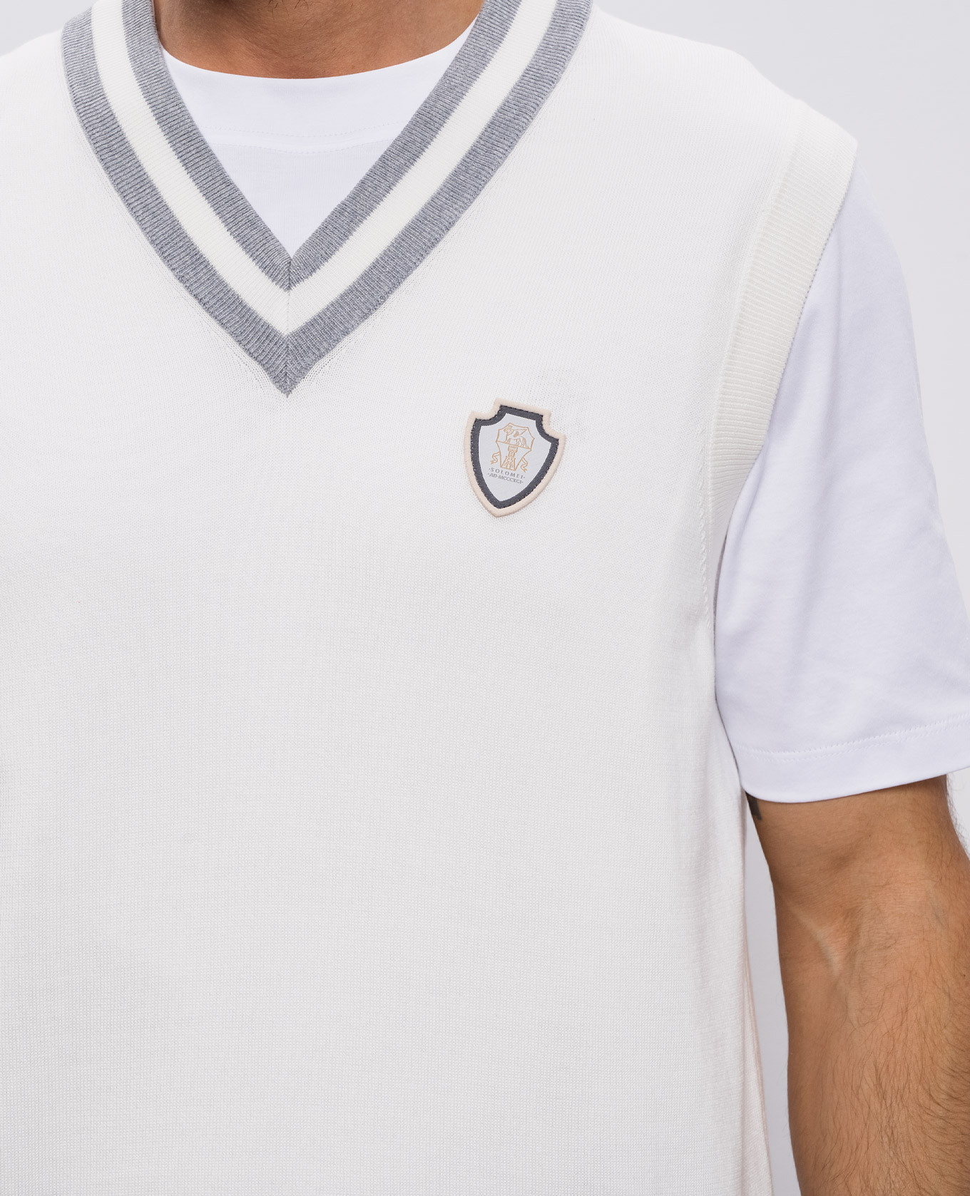 White vest with emblem patch Brunello Cucinelli
White vest with emblem patch Brunello Cucinelli