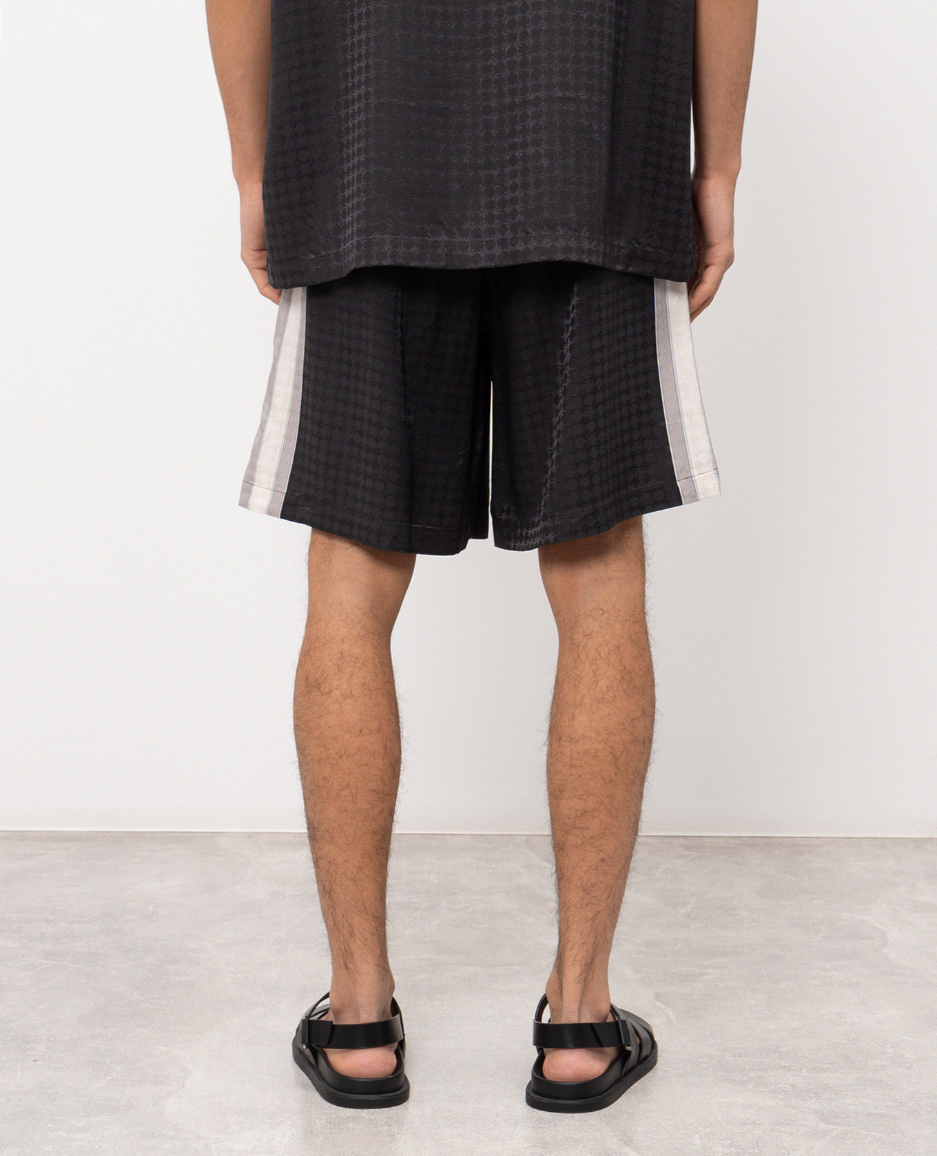 Black monogram silk shorts AMIRI
Black monogram silk shorts AMIRI