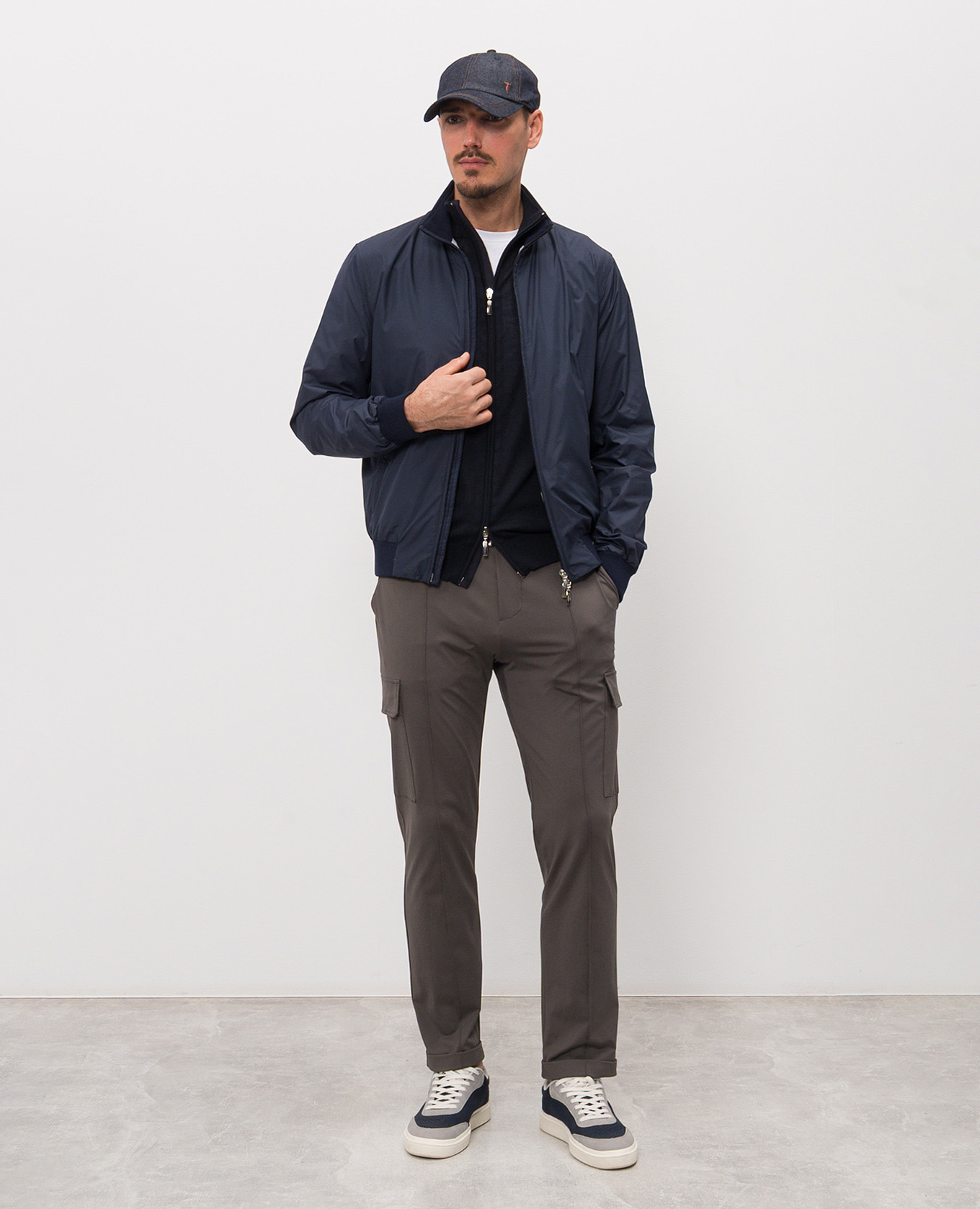 Blue cardigan made of wool, silk and cashmere Doriani Cashmere
Blue cardigan made of wool, silk and cashmere Doriani Cashmere