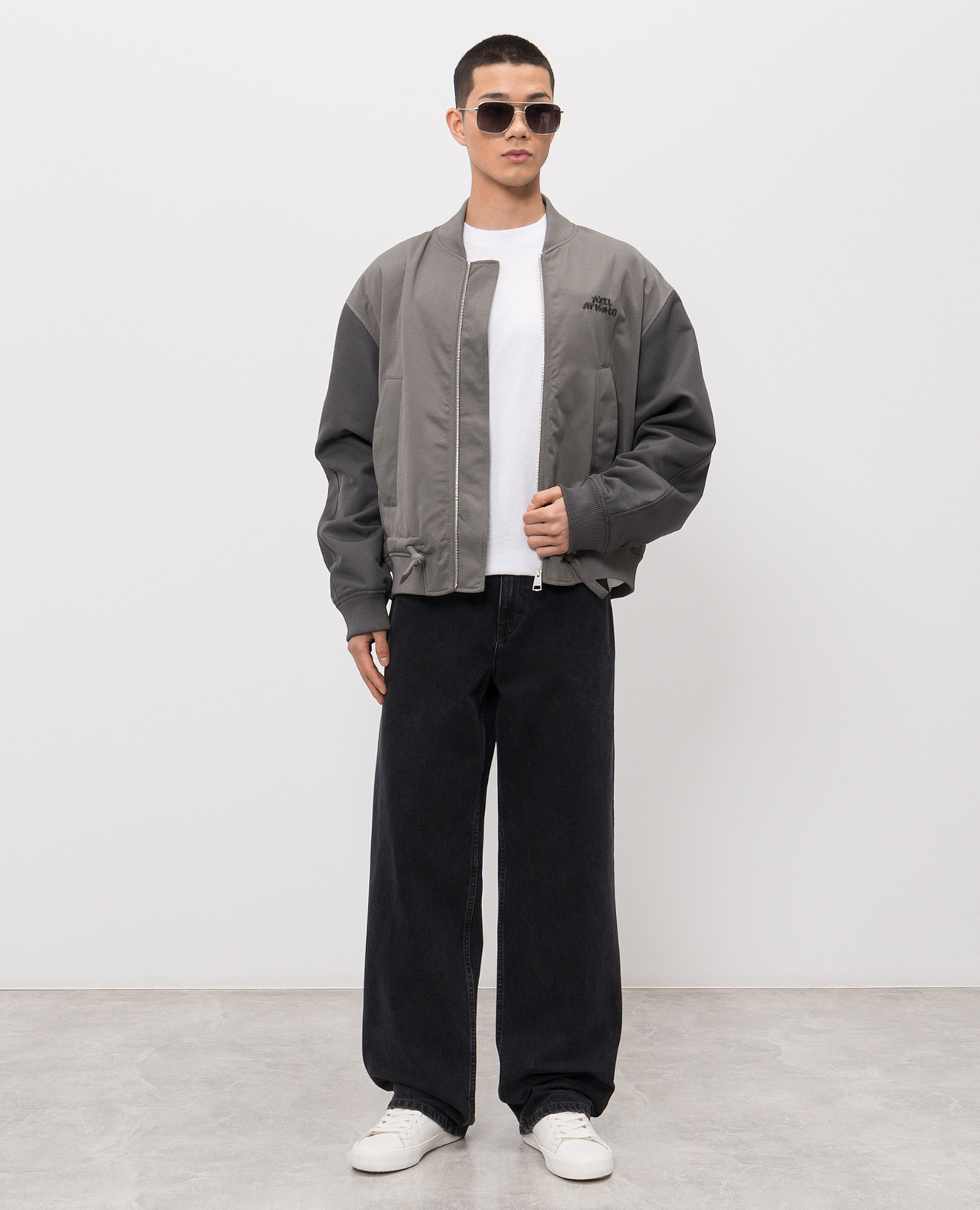 Black Zine jeans with logo patch Axel Arigato
Black Zine jeans with logo patch Axel Arigato