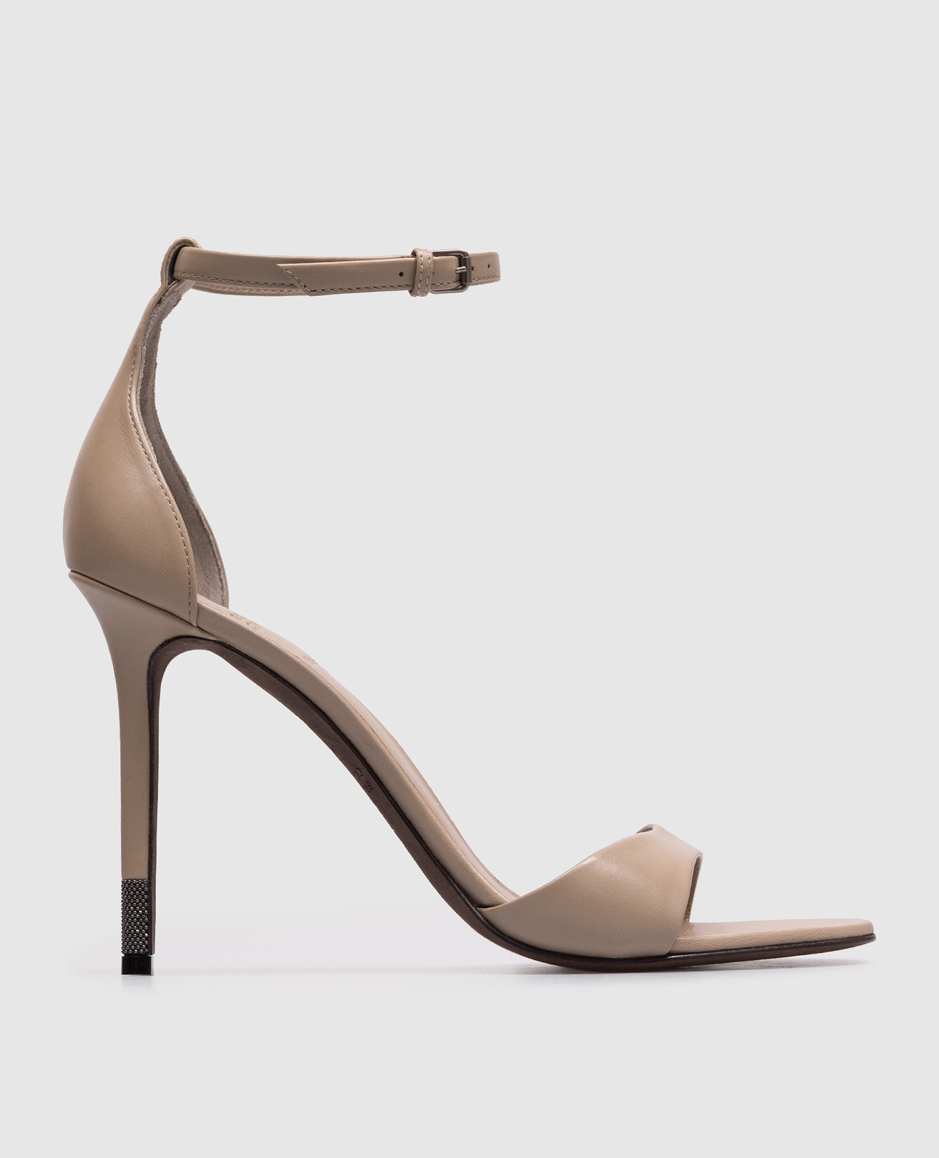 Beige leather sandals with a monil chain Brunello Cucinelli
Beige leather sandals with a monil chain Brunello Cucinelli