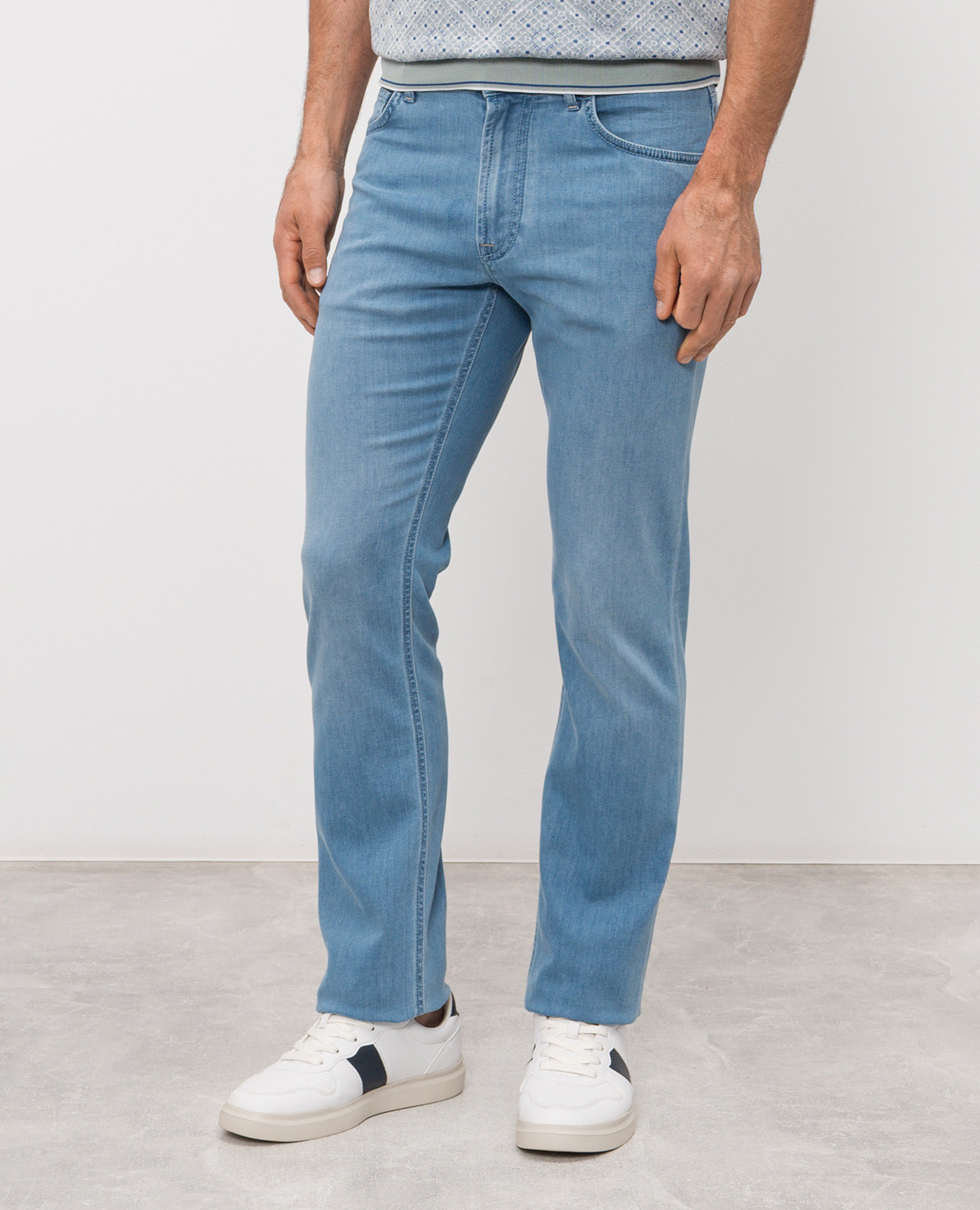 Blue jeans with embroidered emblem Stefano Ricci, Light blue
Blue jeans with embroidered emblem Stefano Ricci, Light blue