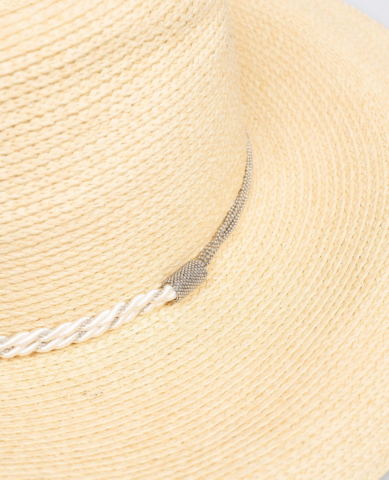 Beige hat with monil chain Peserico
Beige hat with monil chain Peserico