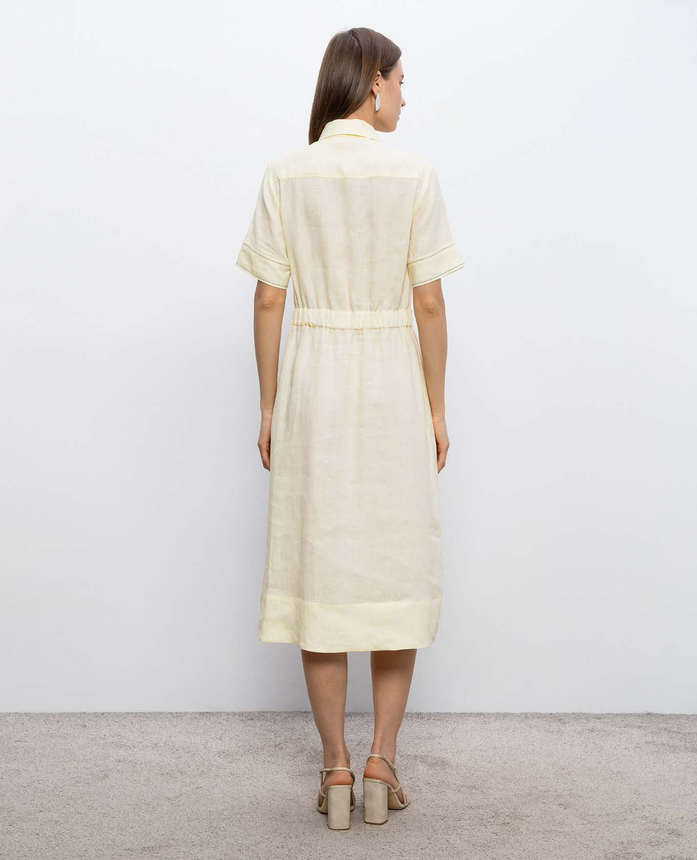 Yellow linen dress with monil chain Peserico
Yellow linen dress with monil chain Peserico