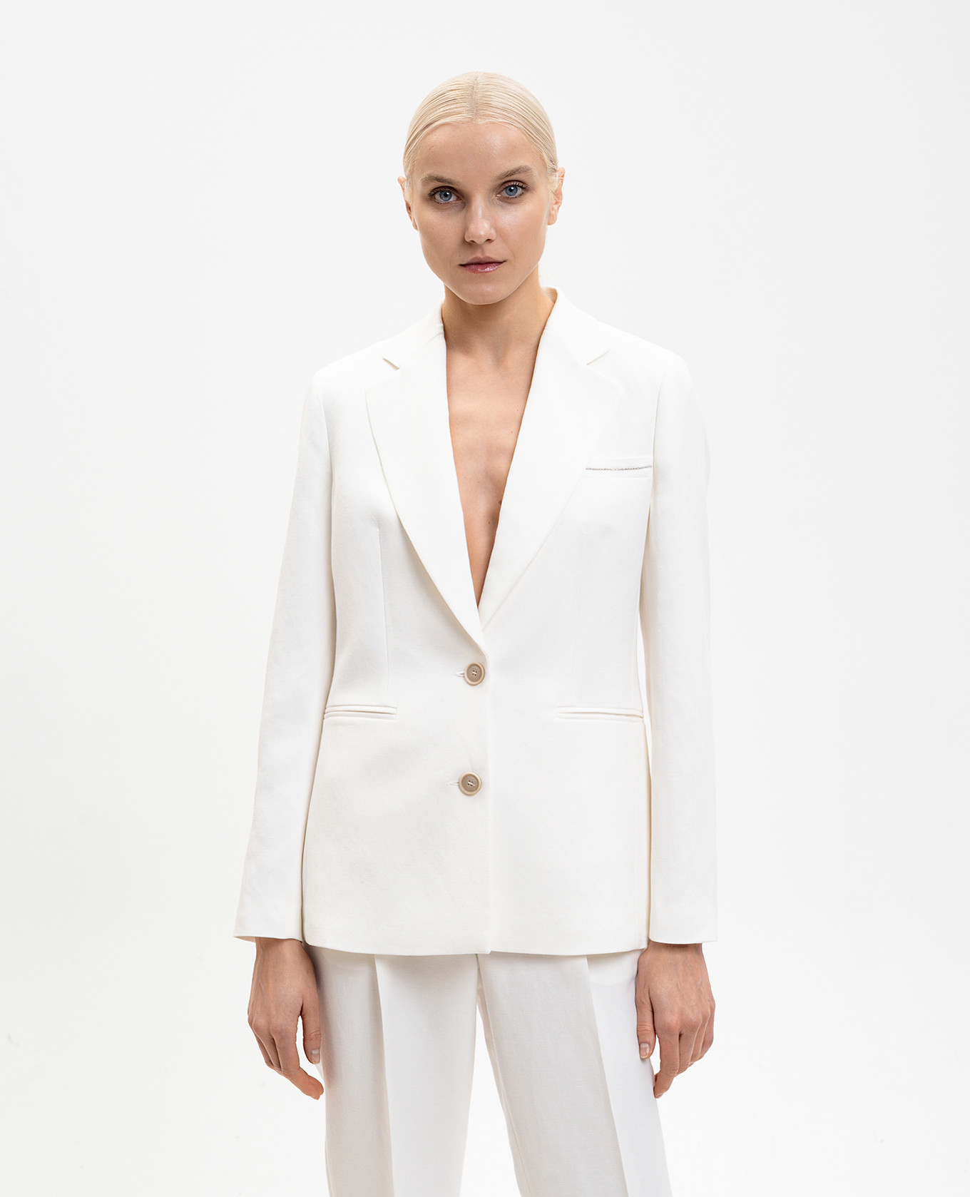 White linen jacket with monil chain Peserico
White linen jacket with monil chain Peserico