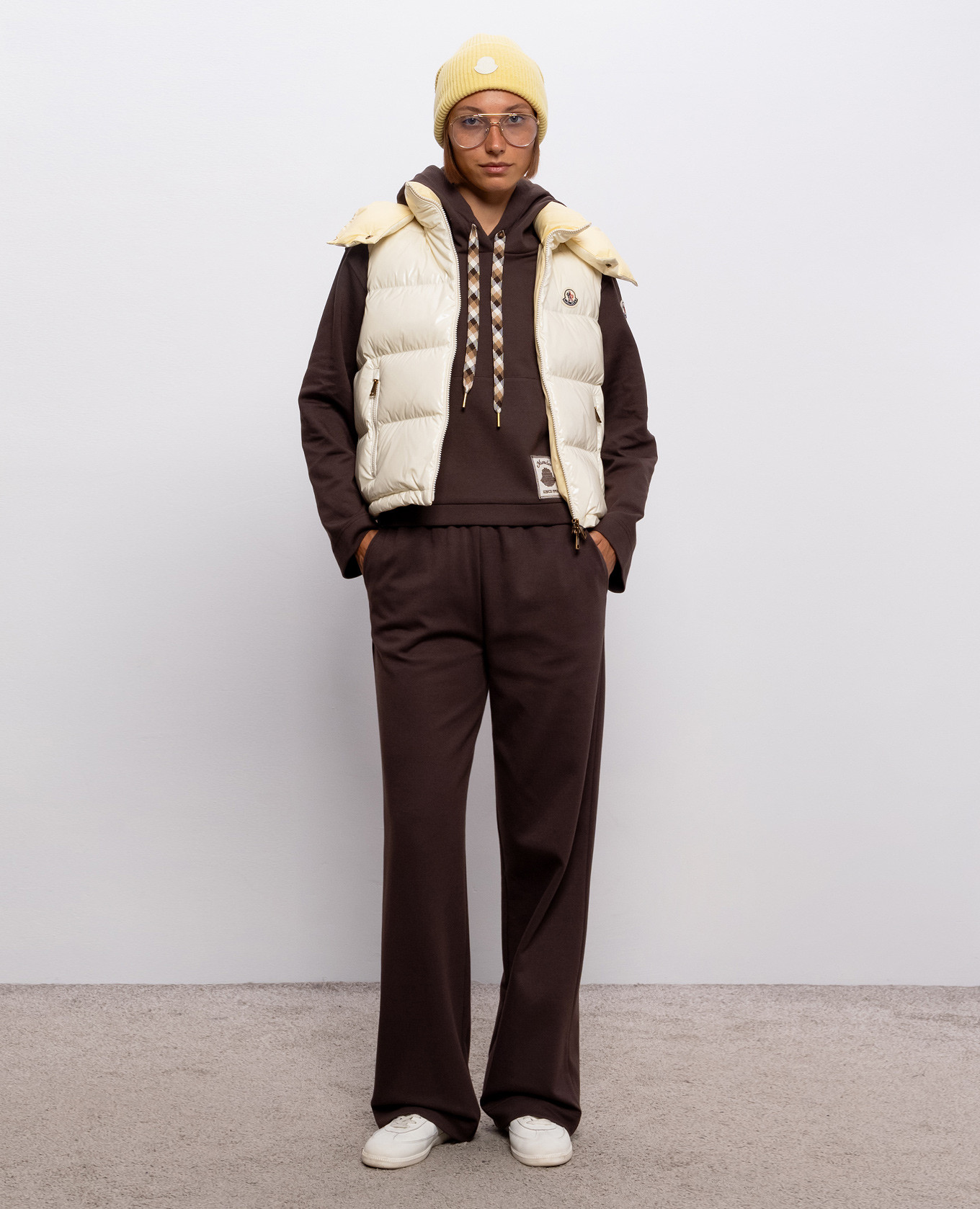 Brown hoodie with logo patch Moncler
Brown hoodie with logo patch Moncler