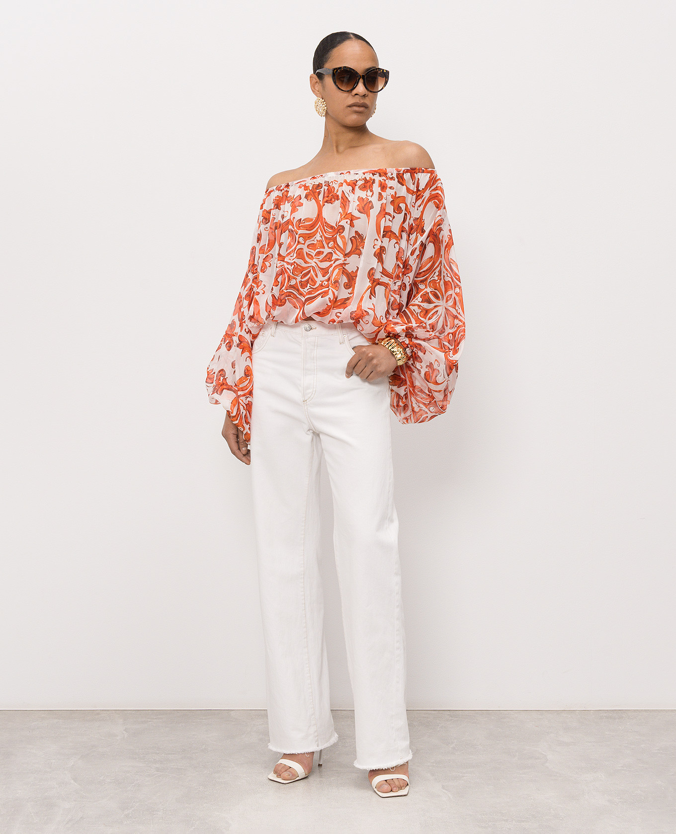 White silk blouse with branded print Dolce&Gabbana
White silk blouse with branded print Dolce&Gabbana