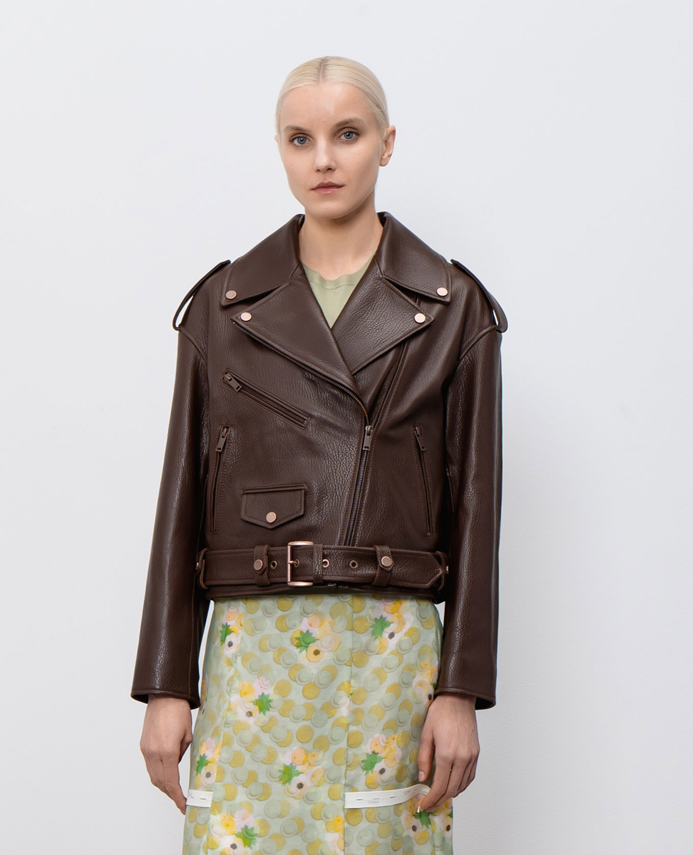 Brown leather jacket Babe Pay Pls
Brown leather jacket Babe Pay Pls