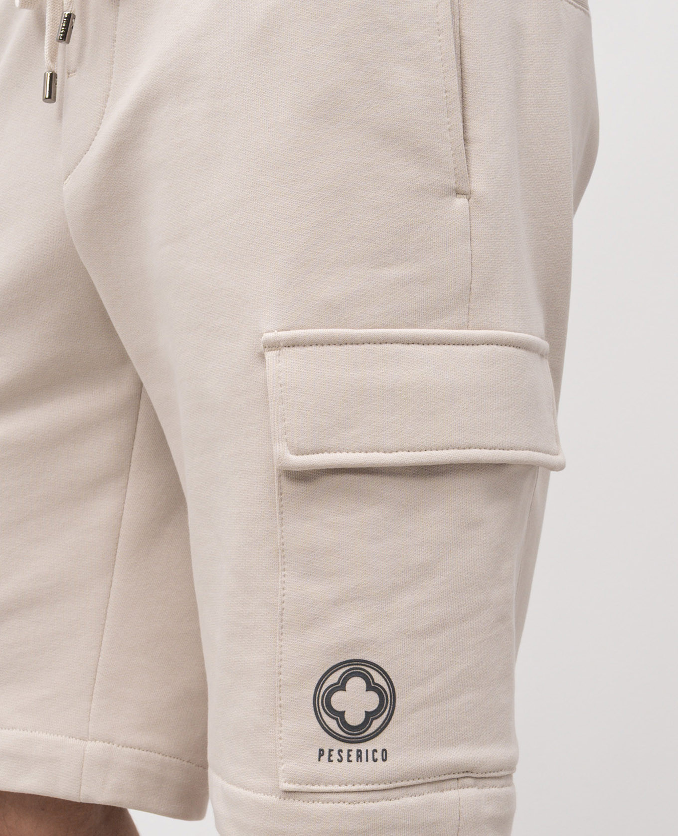 Beige cargo shorts with emblem Peserico
Beige cargo shorts with emblem Peserico