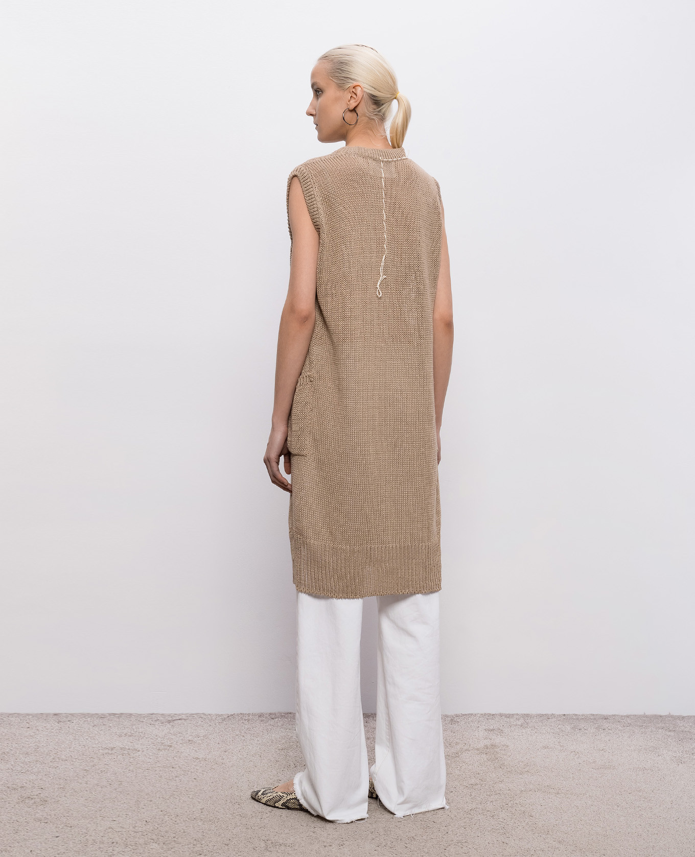 Beige elongated linen vest Intoca
Beige elongated linen vest Intoca