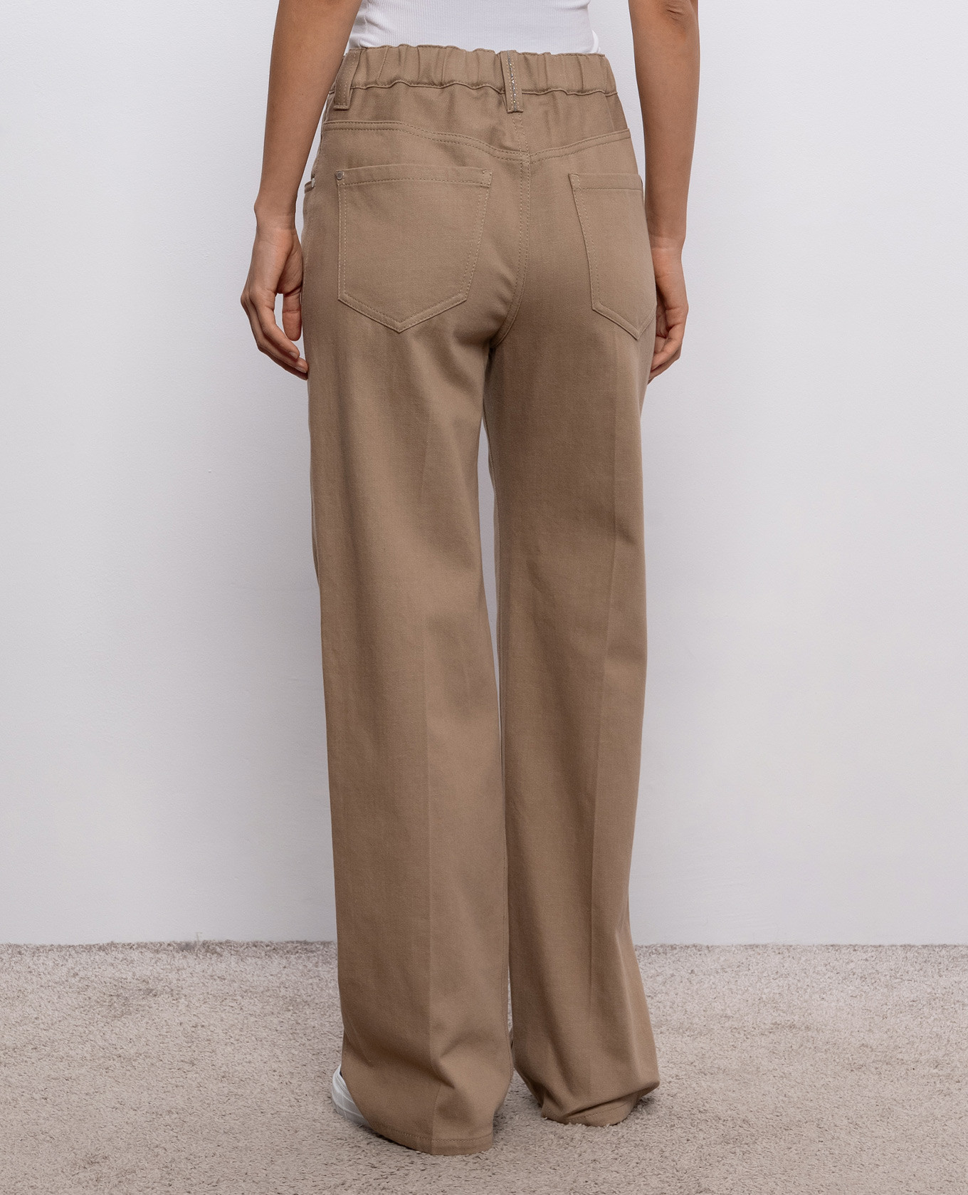 

Beige jeans with a monil chain Brunello Cucinelli