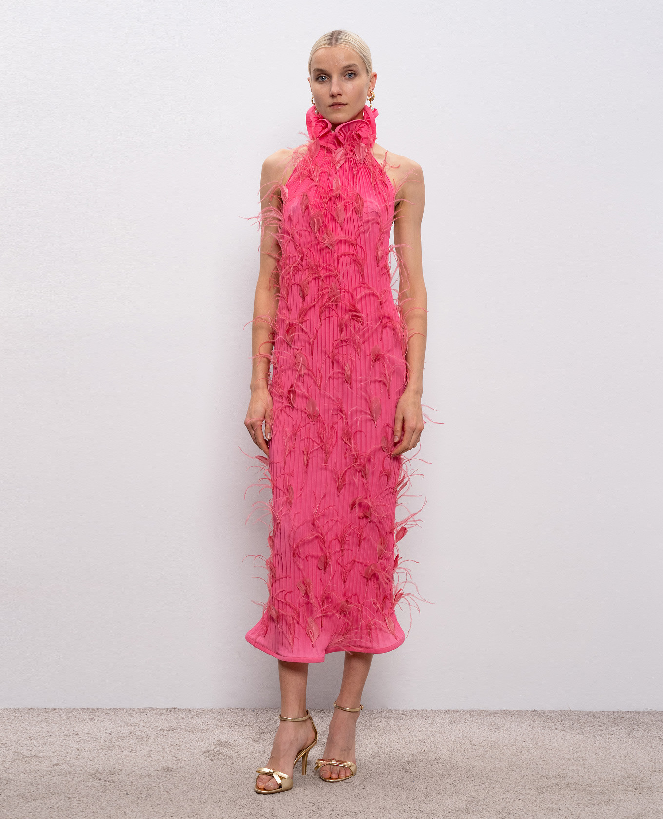 

Pink pleated dress with open back and feathers Rowen Rose