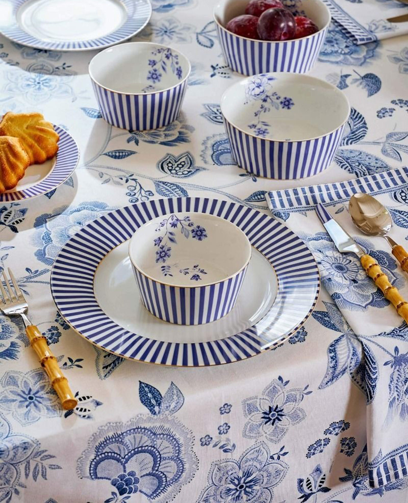 

Rroyal Regal Flower printed tablecloth Pip Studio, White