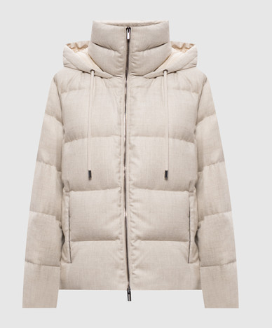 Beige donsjack met merklogo.