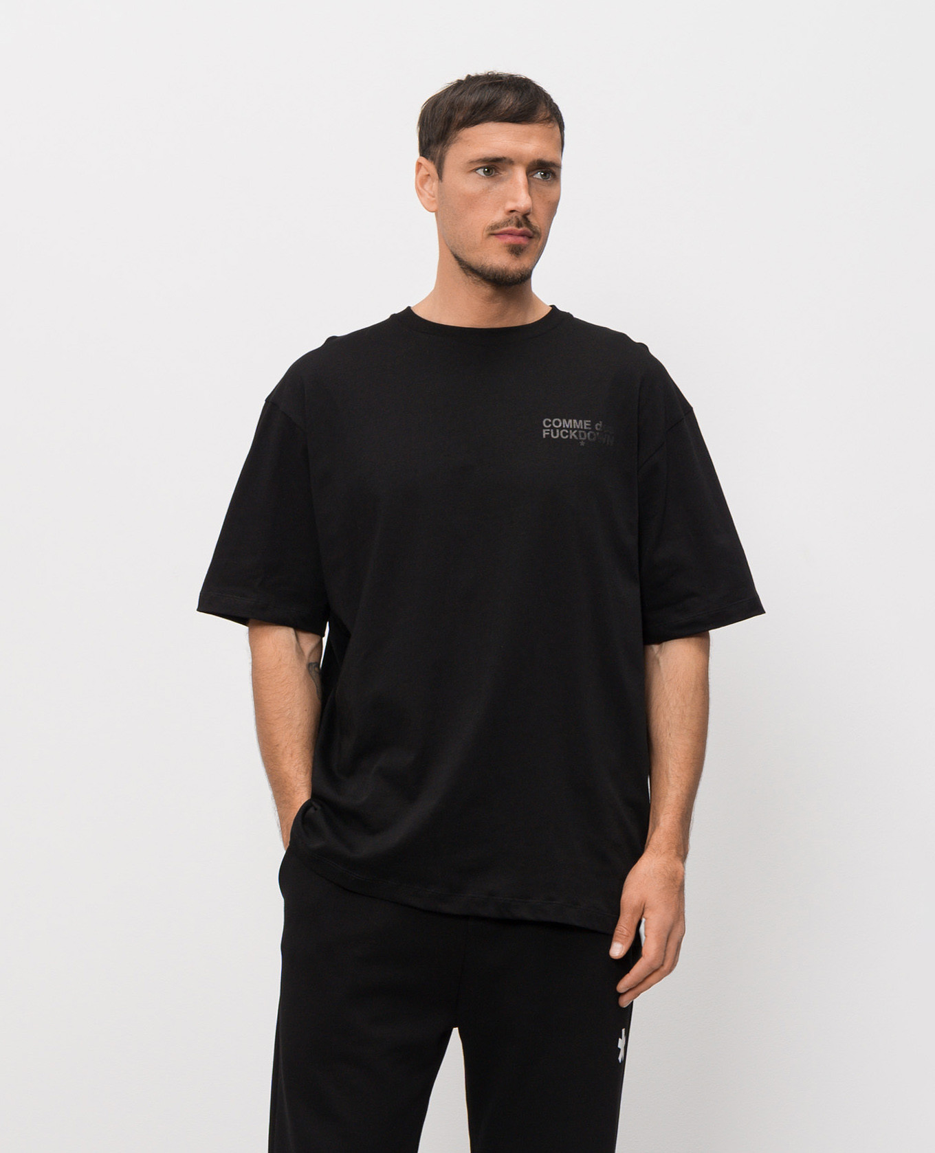 

Black T-shirt with logo and emblem print Comme des Fuckdown