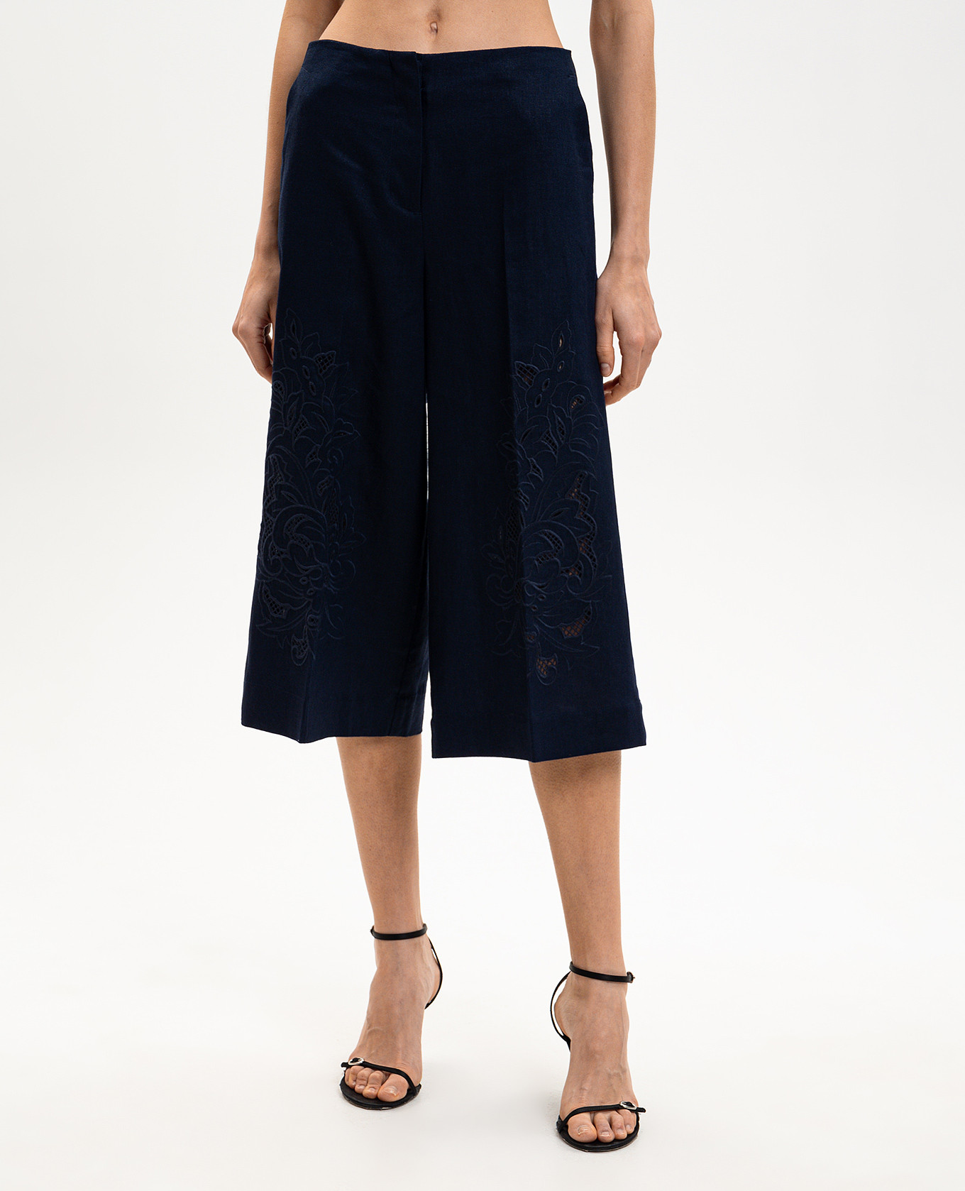 

Blue linen Bermuda shorts with broderie embroidery Twinset