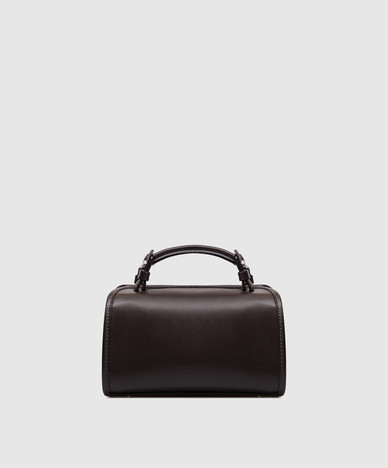 Borsa in pelle marrone con logo in rilievo.
