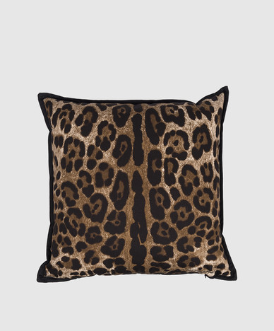 Decorative pillow in leopard print