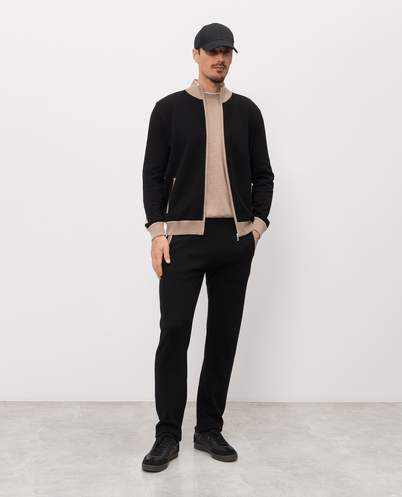 

Black sweatpants with contrast piping Bertolo Cashmere