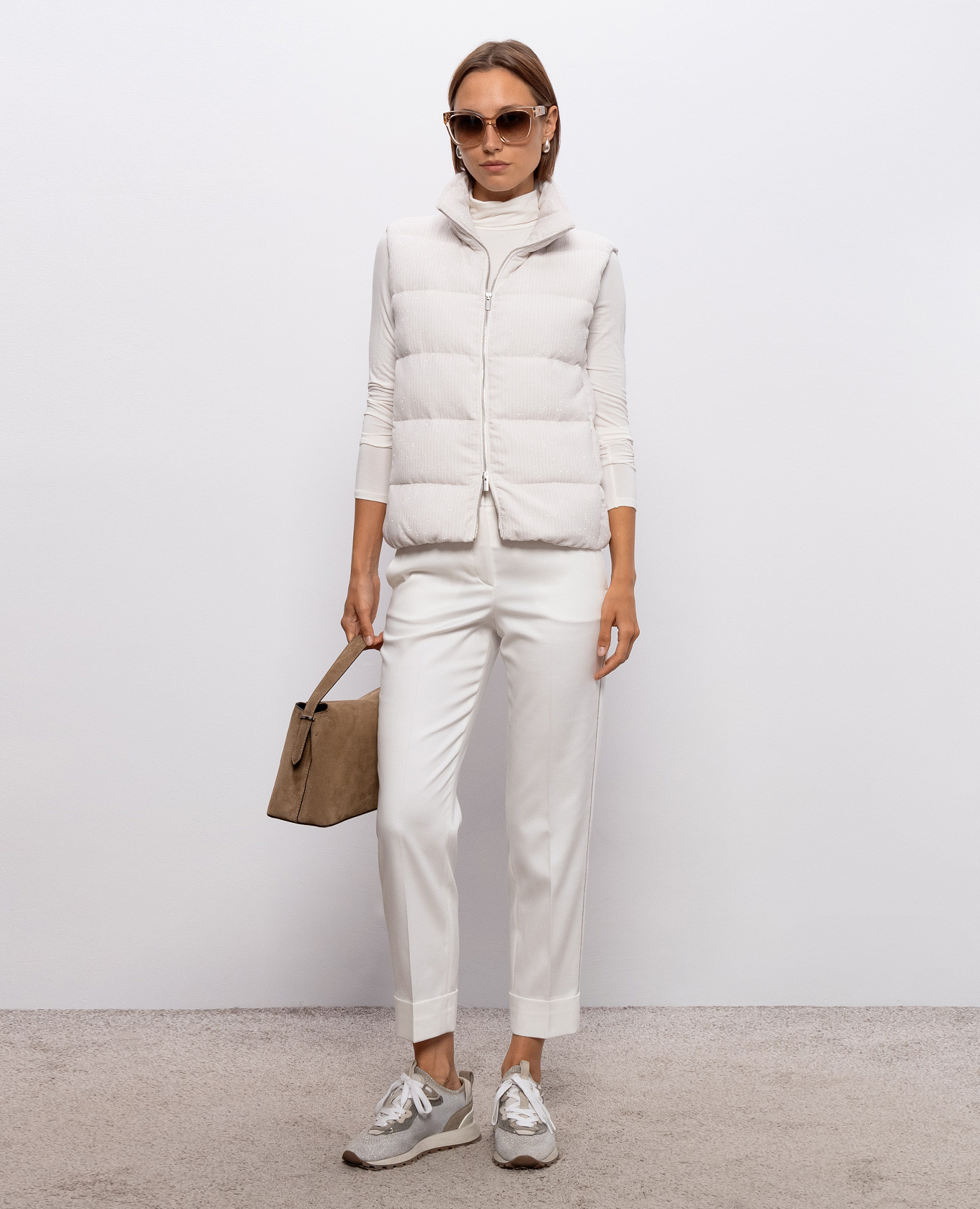 

White pants with a monil chain Peserico