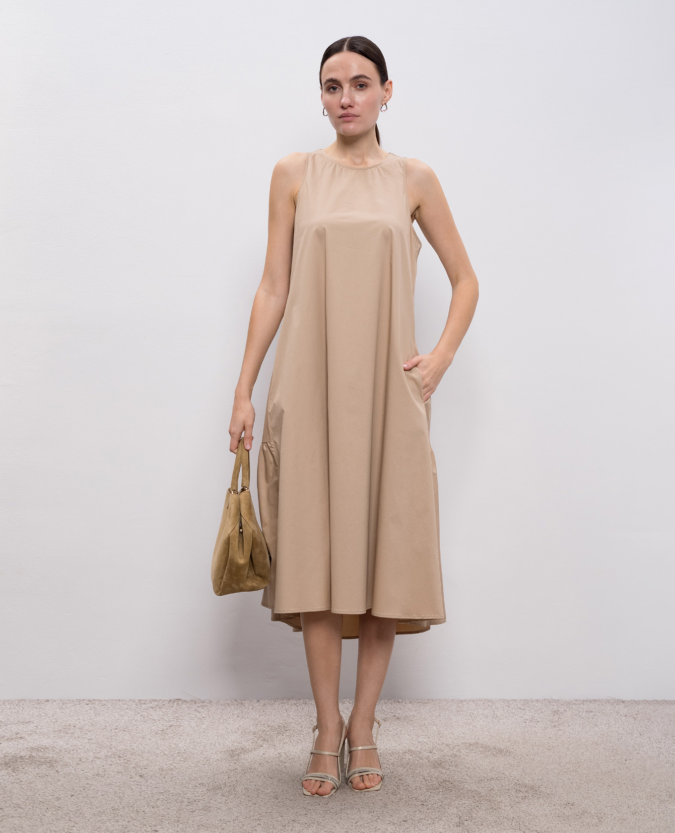 

Beige dress with monil chain Peserico