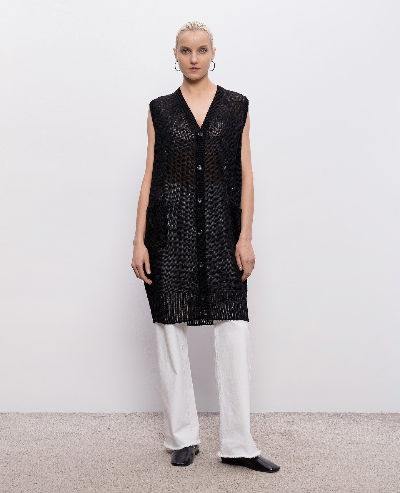 

Black elongated linen vest Intoca