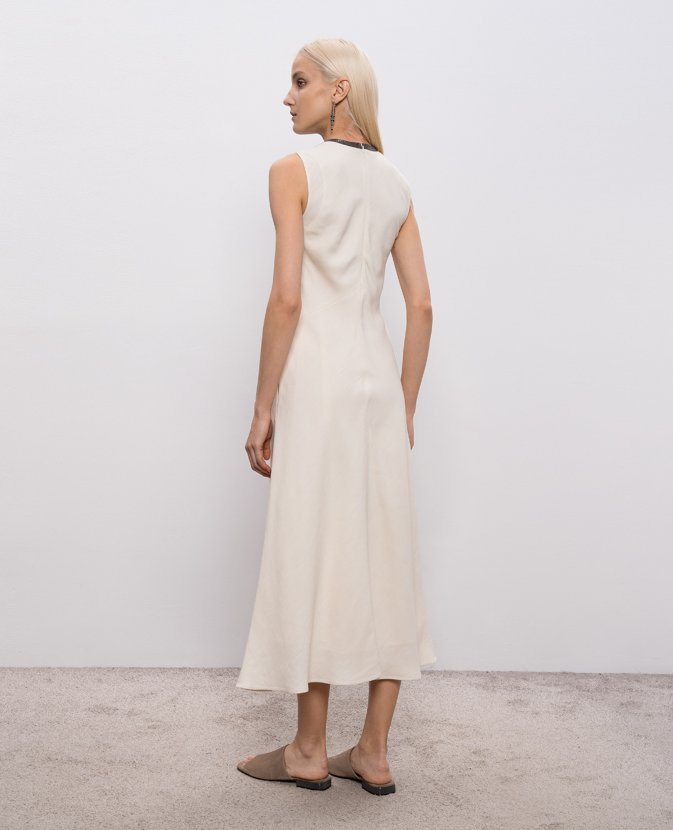 

Ivory linen dress with monil chain Brunello Cucinelli, Beige