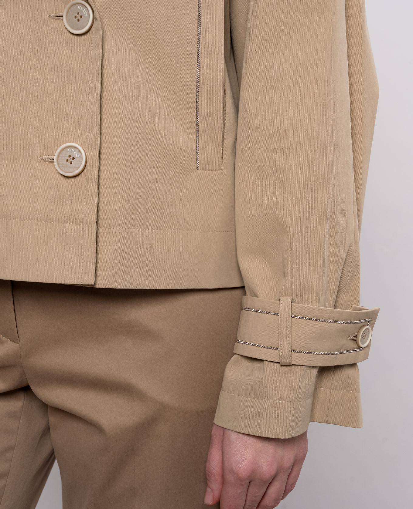 

Beige cropped double-breasted trench coat with chain Peserico
