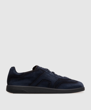 Sneakers in pelle scamosciata blu con logo in rilievo.