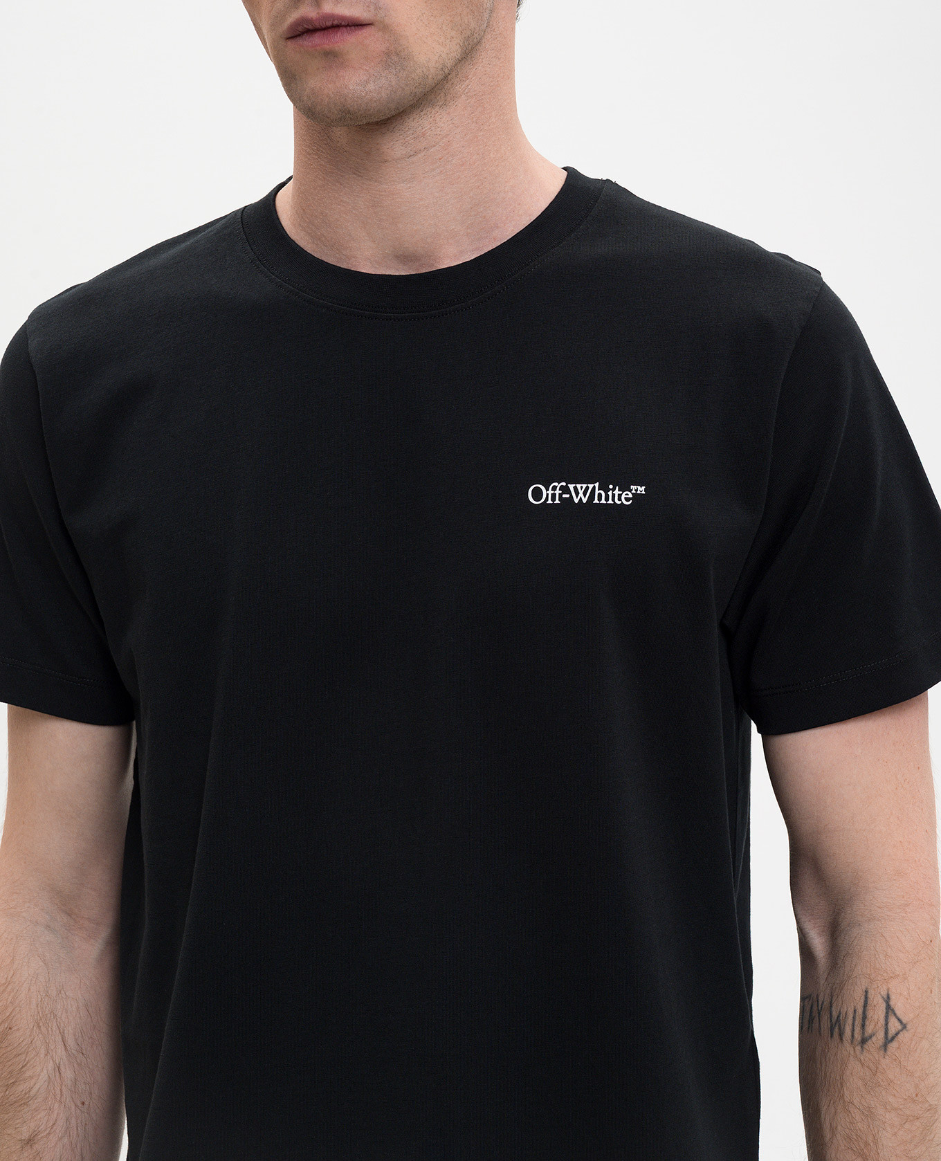 Black T-shirt with Metal Arrow emblem Off-White 5
