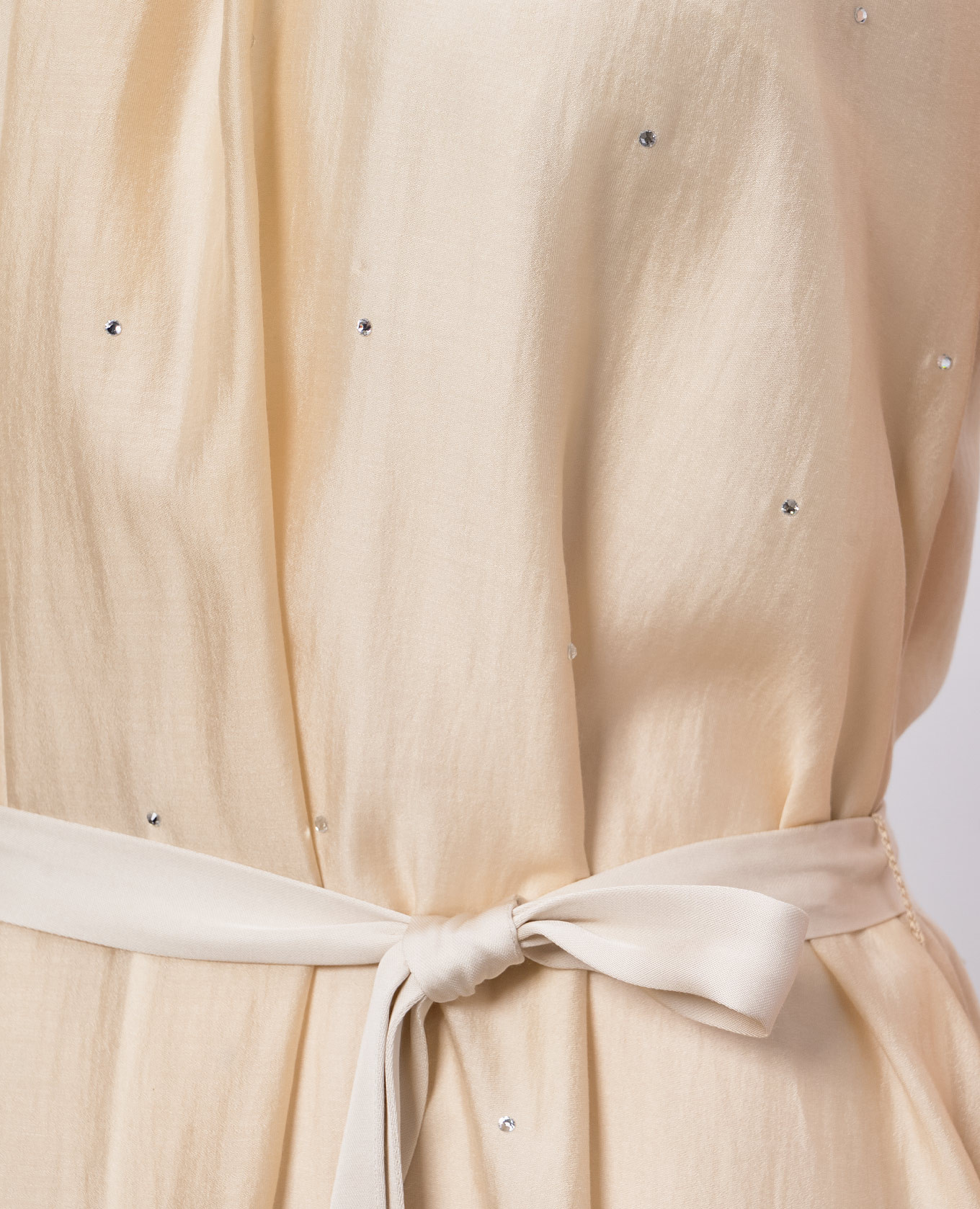 

Beige dress with crystals and a monil chain Peserico