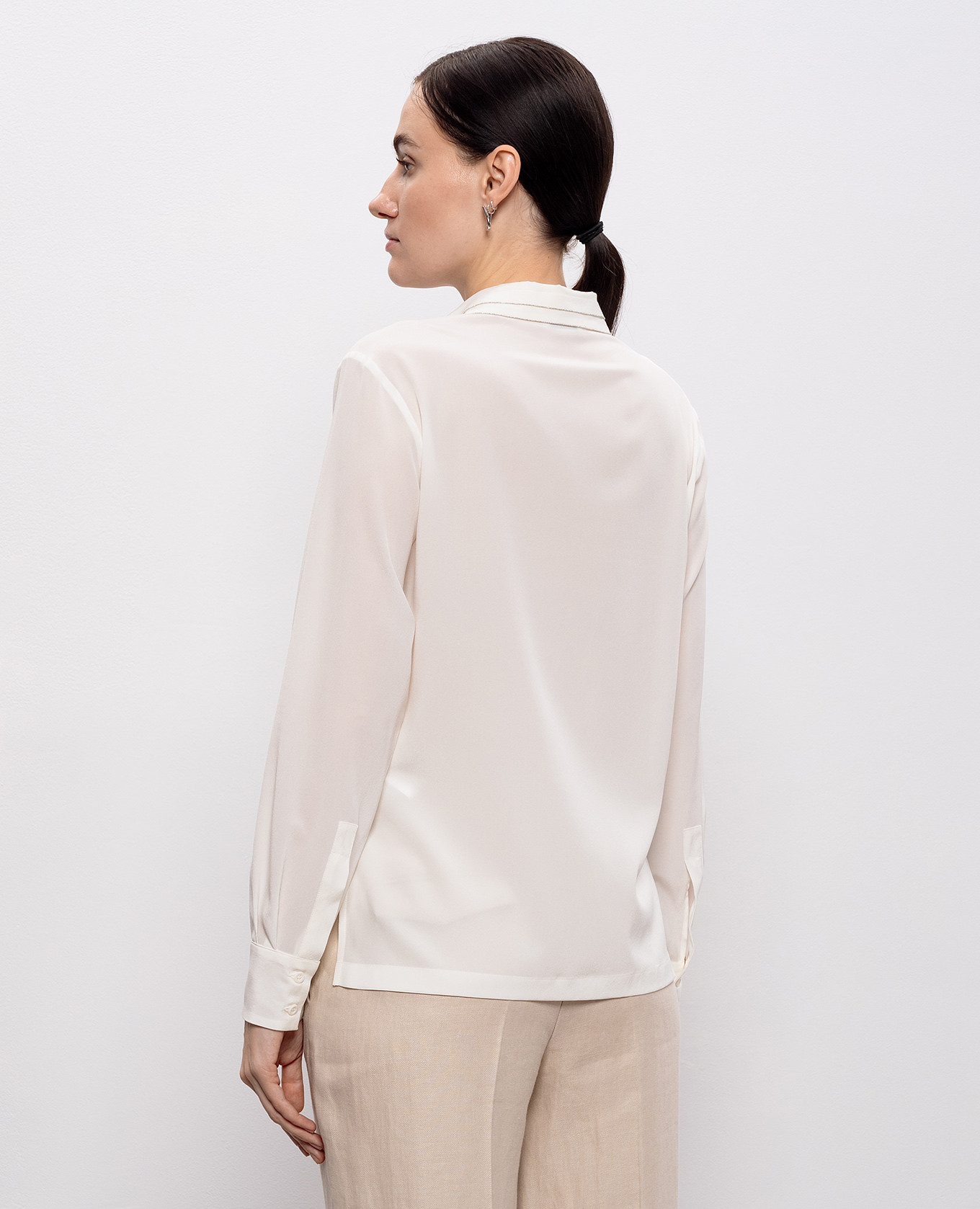 White silk blouse with monil chain Peserico 4