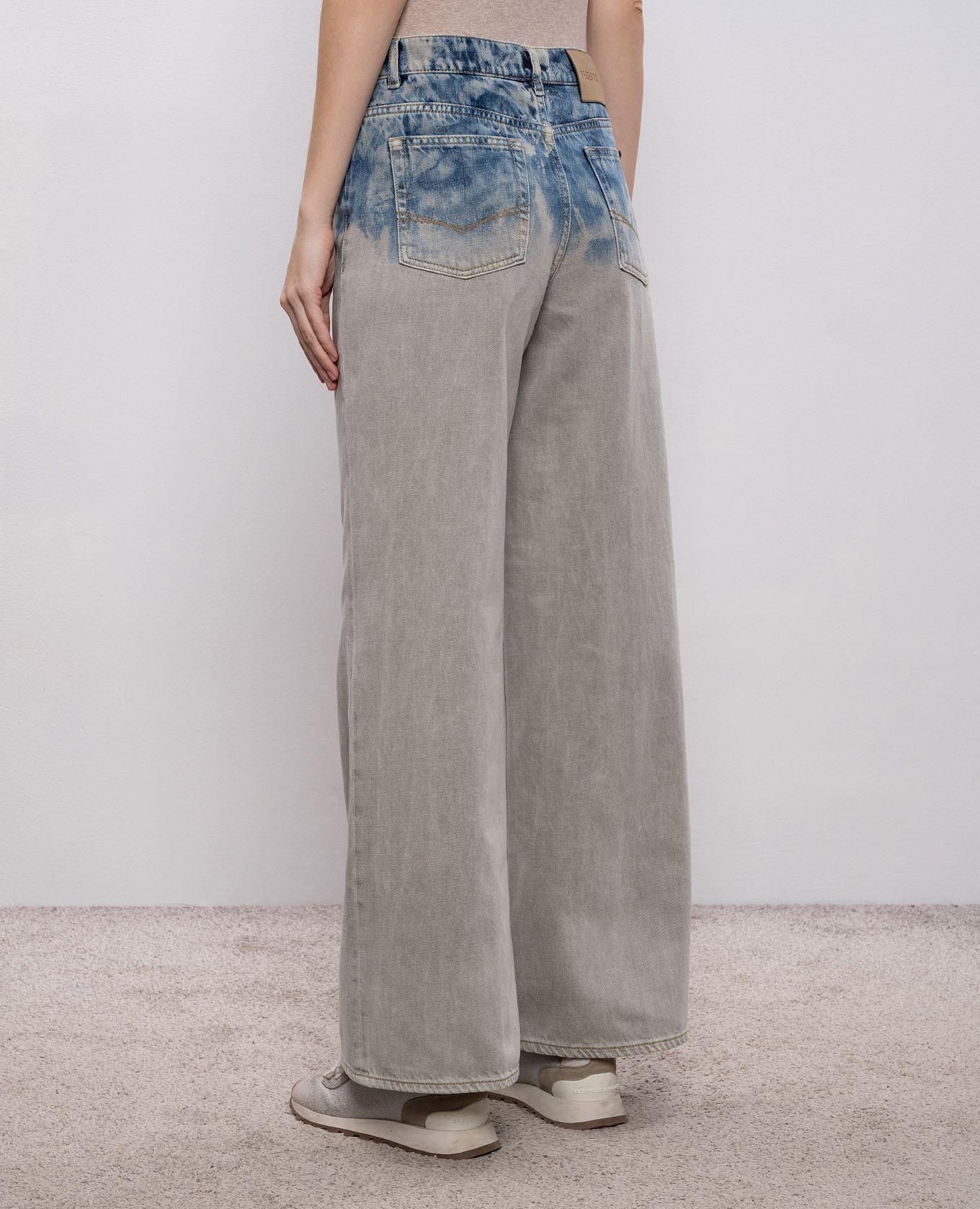 

Grey jeans with logo patch Peserico