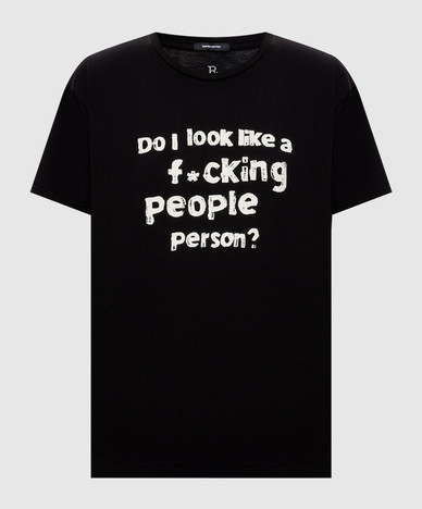 Zwart T-shirt met een opdruk van het opschrift.