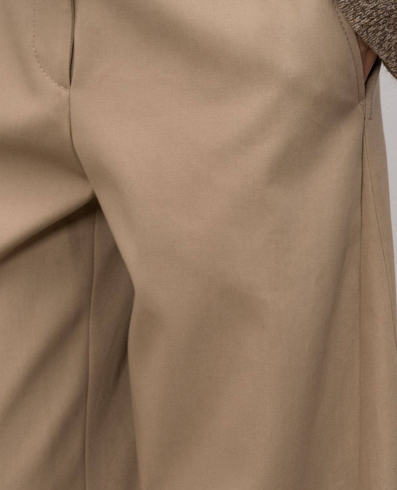 

Beige pants with a monil chain Brunello Cucinelli