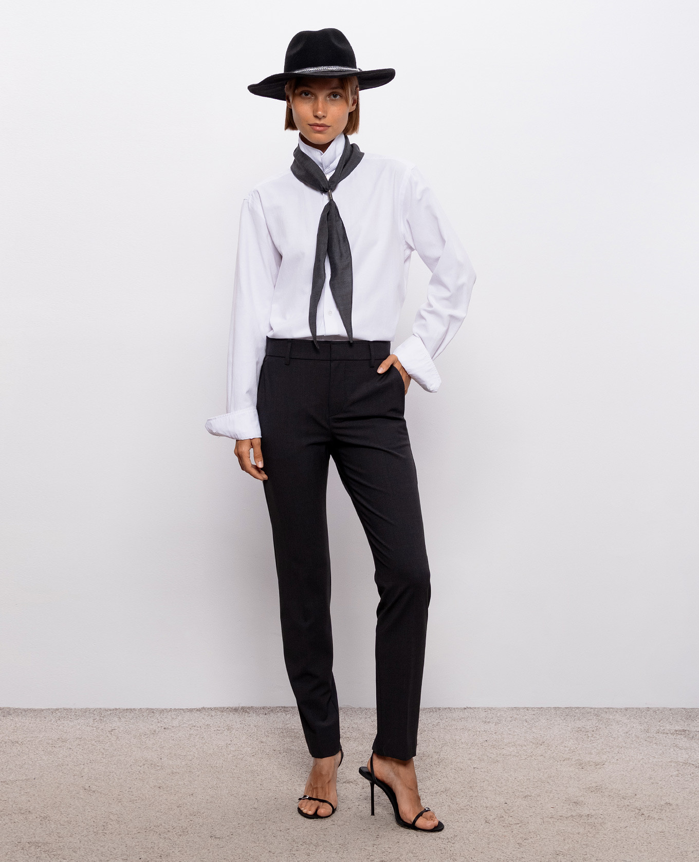 Gray wool pants with a monil chain Brunello Cucinelli 2