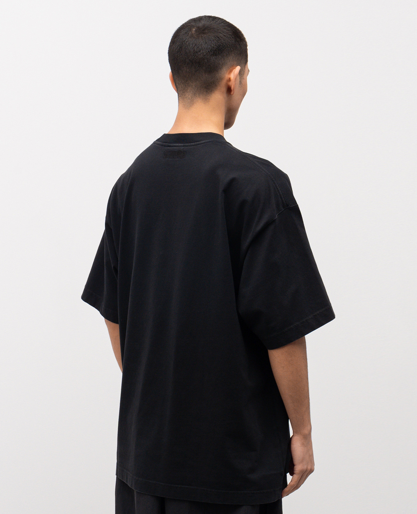 

Black T-shirt with contrasting print of the inscription Vetements