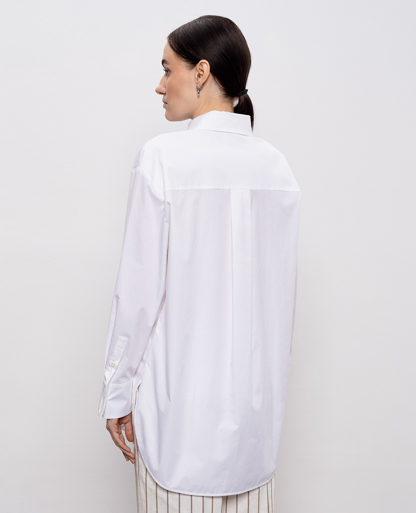 

White shirt with a monil chain Peserico